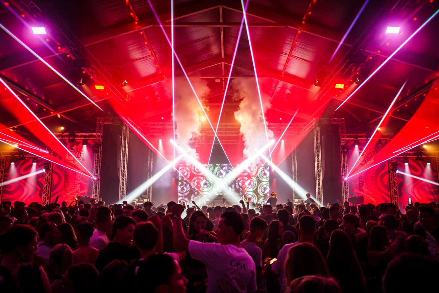 Podium met line arrays, lasers en CO2-jets